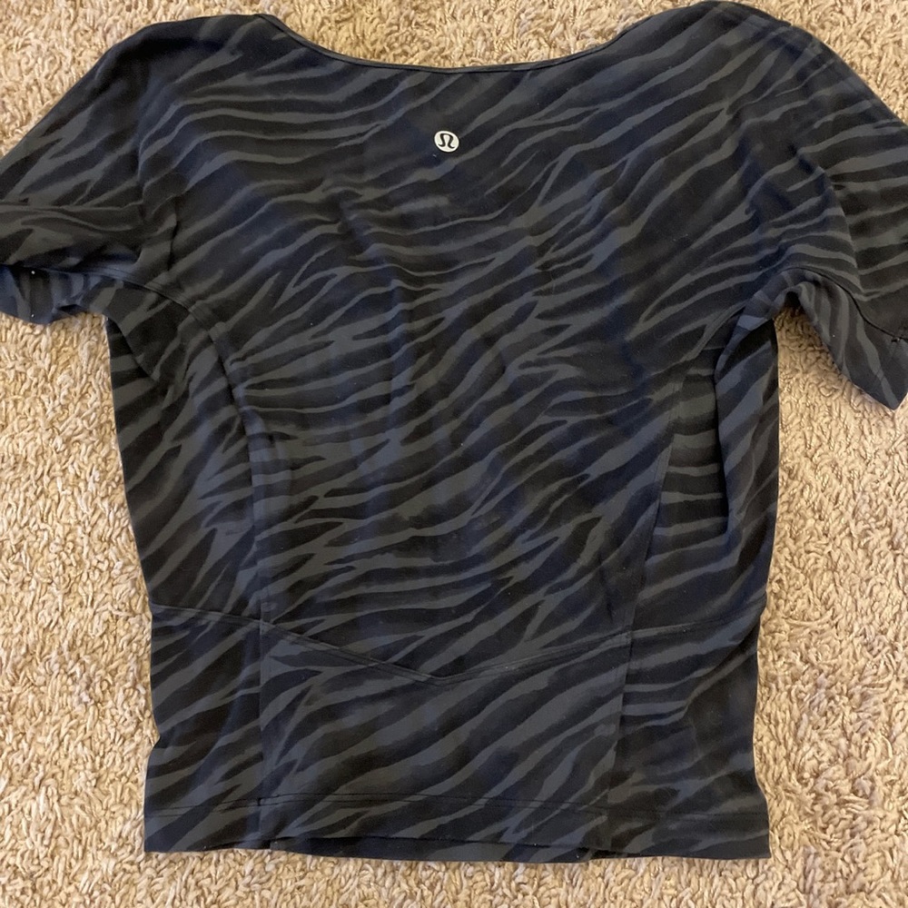 lululemon size 4 black zebra align tee